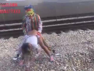 Clovn fucks tineri doamnă pe tren tracks