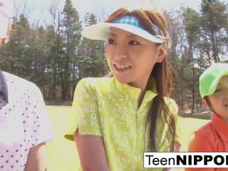 Vackra asiatiskapojke tonårs flickor spela en spel av remsan golf: högupplöst xxx klämma 0e