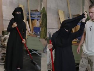 Tour z tyłeczek - muzułmański kobieta sweeping podłoga dostaje noticed przez ciężko w górę amerykańskie soldier