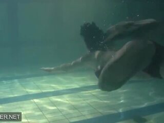 Glorious เหลือเชื่อ step-sister แอนนา siskina ด้วย ใหญ่ นม ใน the การว่ายน้ำ