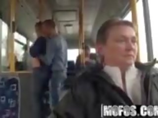 Lindsey olsen - ass-fucked em o público autocarro - mofos.