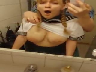 Krūtainas pusaudzis iegūšana fucked uz vannas istaba