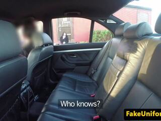 Pulled dögös uk goddess elemzett -ban rendőr autó