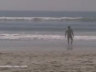Prawdziwy ubrane kobiety i nadzy mężczyźni chwile z socal plaża