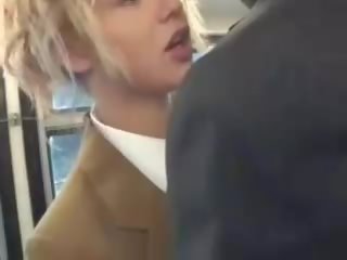 Blonda drăguță suge asiatic striplings ciocănitoare pe the autobus