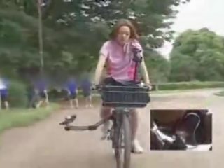 Japonesa aluna masturbava enquanto a montar um specially modified porcas clipe bike!
