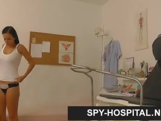 Espía cámara hospital ginecomastia doc checking coño
