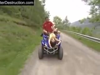 Una buena cojida extrema en moto y rapel