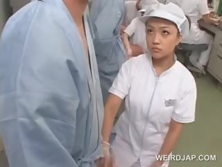 Menjijikan asia perawat gosokan dia pasien kelaparan peter