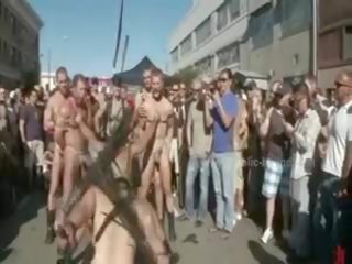 Offentlig plaza med stripped menn prepared til vill coarse violent homofil gruppe voksen film
