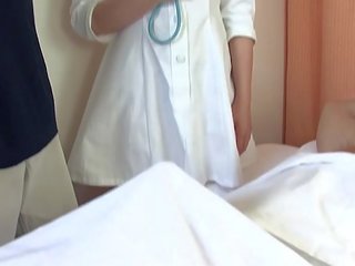 Aziatisch professor eikels twee lads in de ziekenhuis