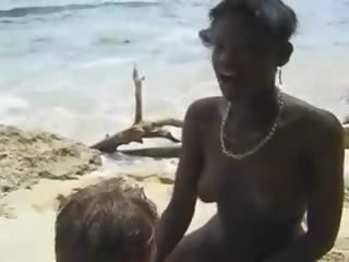 Karvainen afrikkalainen koulutyttö naida euro nuori naaras- sisään the ranta
