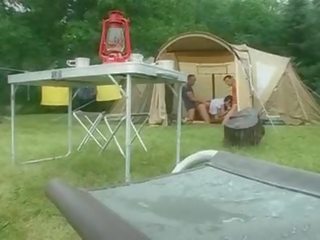 Suzie алмаз в a camping