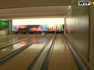 Nessa devil має час розваг bowling і dicklicking wiener