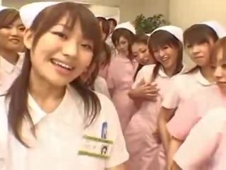 एशियन नर्सों आनंद लें xxx फ़िल्म पर शीर्ष