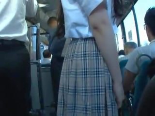 Młody kobieta stunner ma jej mufka palcami gorące w the autobus